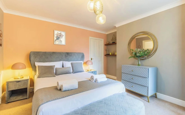 Spacious Seafront Apartment, Garden & Free Parking