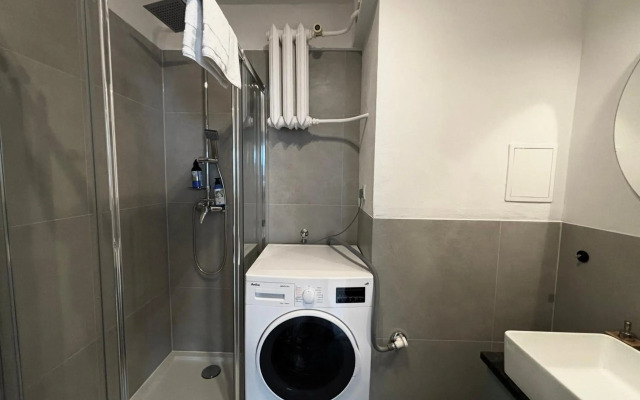 oompH Warsaw Central 3-bedroom Flat