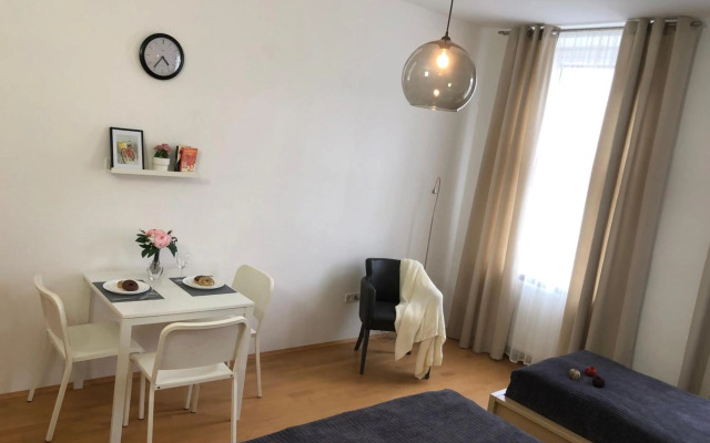 New, bright apartment near the metro!