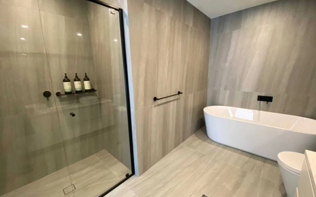 Modern 3 Bedroom Getaway Next to Chadstone