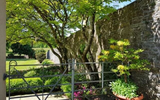 Llwynhelig Manor