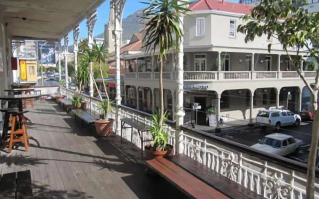 Carnival Court Backpackers - Hostel