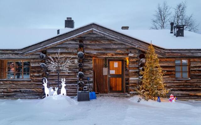 Kuukkeli Log Houses Teerenpesä