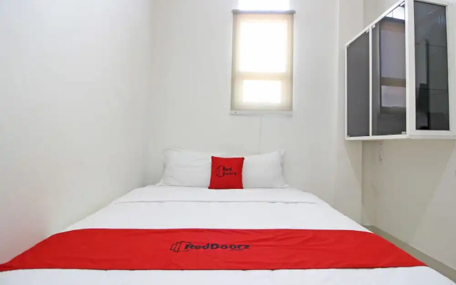 RedDoorz near RS Moewardi