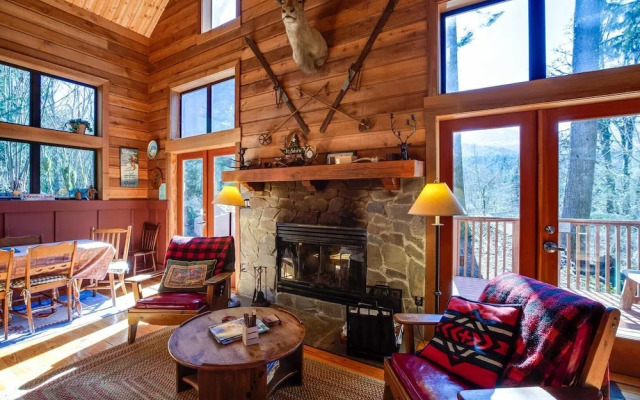 44mbr - Hot Tub- Pets Ok - Wifi - Bbq - Sleeps 8 2 Bedroom Home by RedAwning