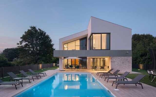 Luxury Villa in Ližnjan With Swimming Pool