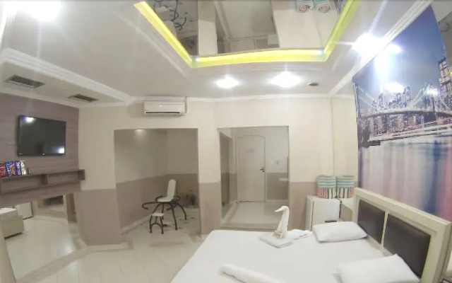 Flamboyant Motel - Adults Only