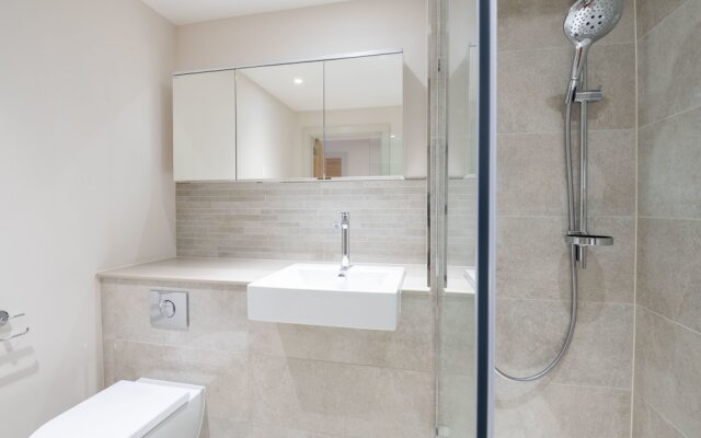 Modern Family Home close to Victoria Station