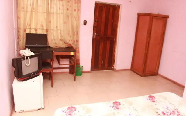 Cliff Hotel & Lounge