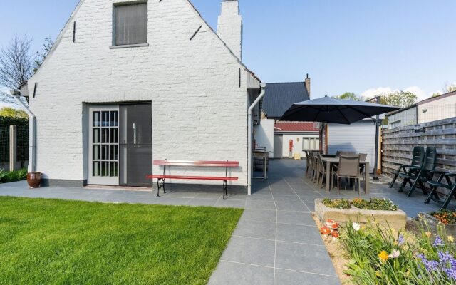 Beautiful Farmhouse in Beveren-aan-den-ijzer With Terrace