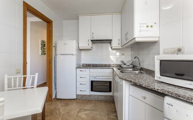 Beautiful 2-Bed first beach line apartment for 6