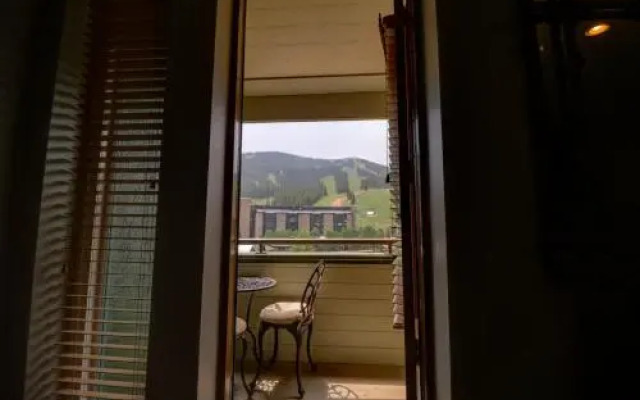 Large, Welcoming Condo With Incredible Views - WL406 by Redawning