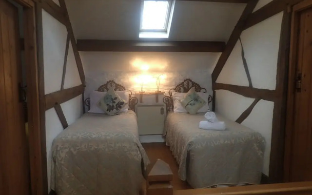 Beautiful 15th Century Watermill - Lovely Location