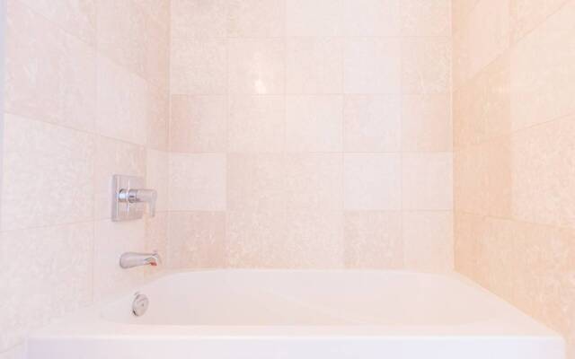 Couples Retreat @downtown With Lakeshore View