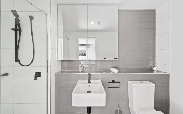 Bright 2-bed Apartment With Scenic Balcony