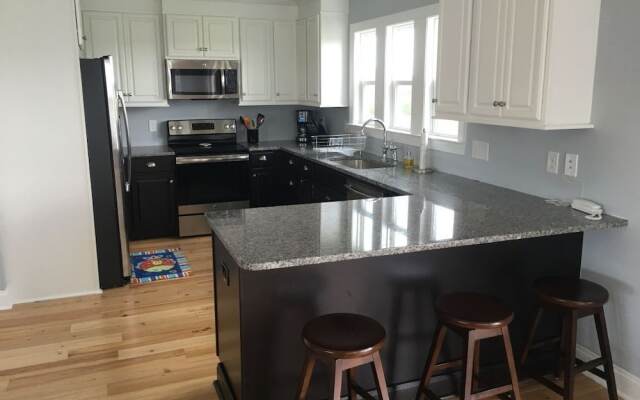 Best Day Ever 4 Bedroom Home by RedAwning