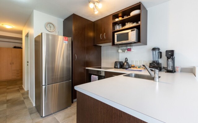 Cosy Two Bedroom in CBD with Pool