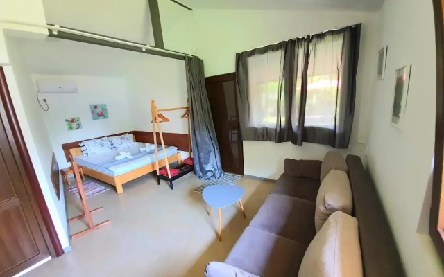 House & Yard Sesil M 110m to beach
