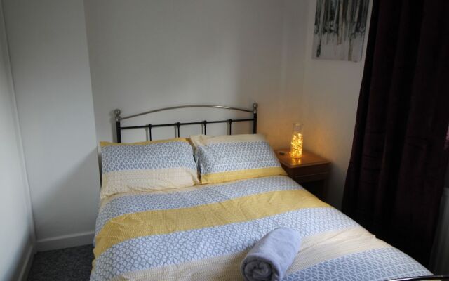 Glan y Ffordd 2 Bed House Near Cardiff by Cardiff Holiday Homes