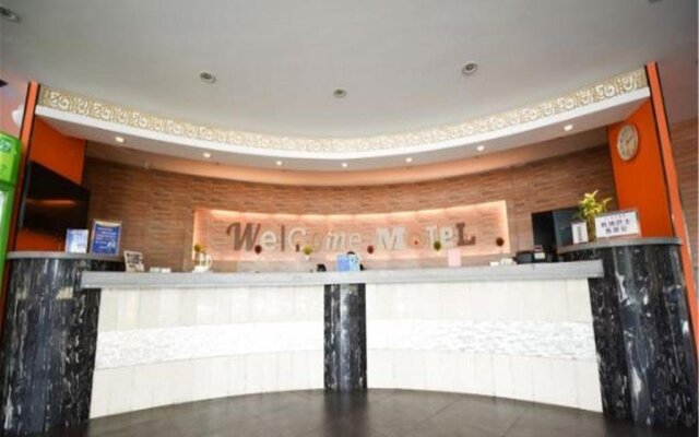 Motel Qingdao Licang Square