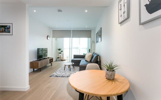 Bright 1 Bedroom Flat With Amazing Rooftop!