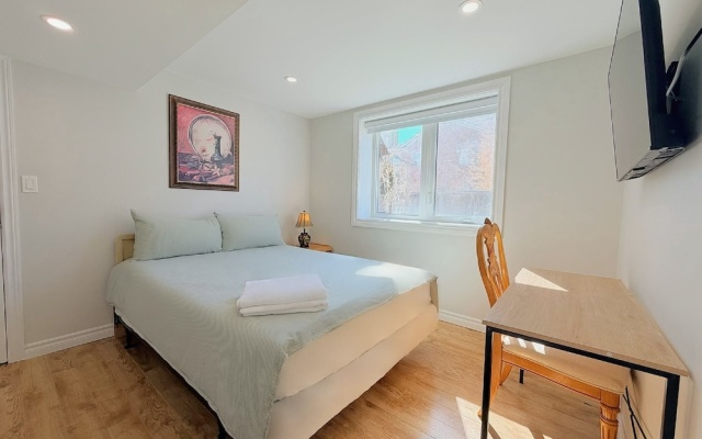 Cozy Rooms in Bright Walkout Suite - Newly Renovated 2026