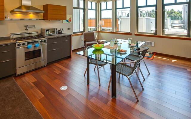 Island Inn at 123 West