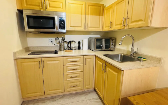 Chic Unit Near Airport and Attractions