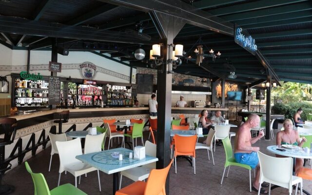 Club Turquoise Apart