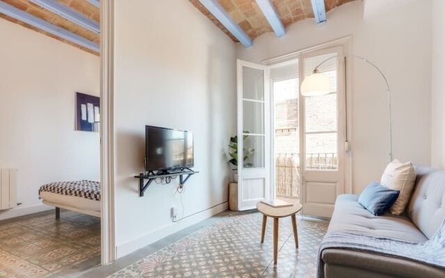 New! Bright 2 Bed Easily Connected to the Center