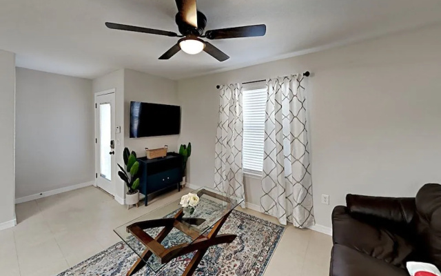 Cozy East Hill Getaway