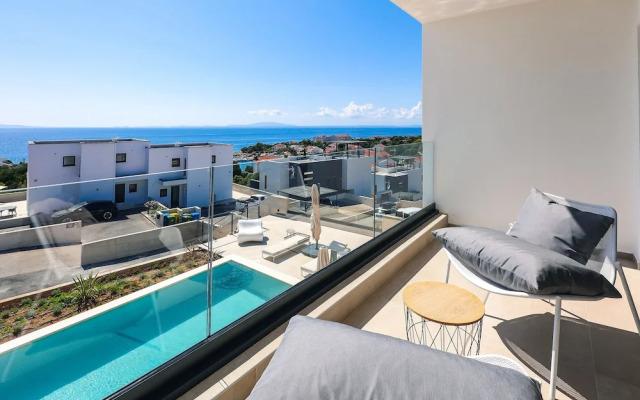Luxury villa 360 - private heated pool