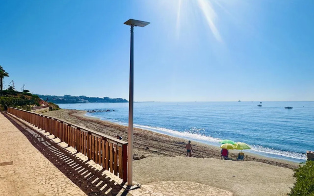 Coastal Retreat-sleeps 8, Sea View, Pool & Parking