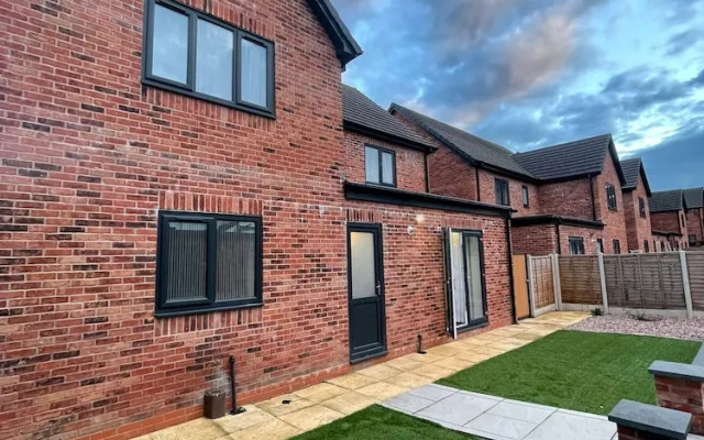 Citrine Suite 4 Bed House in Stoke on Trent