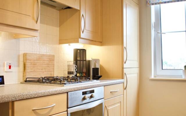 Large 2 Bedroom Flat in Leith With Free Parking