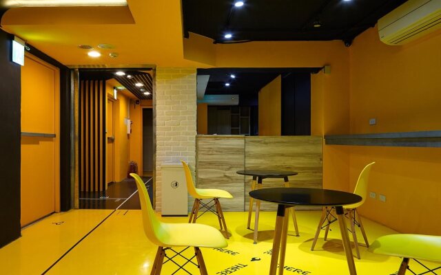 Youth Hostel Zhanqian here and there