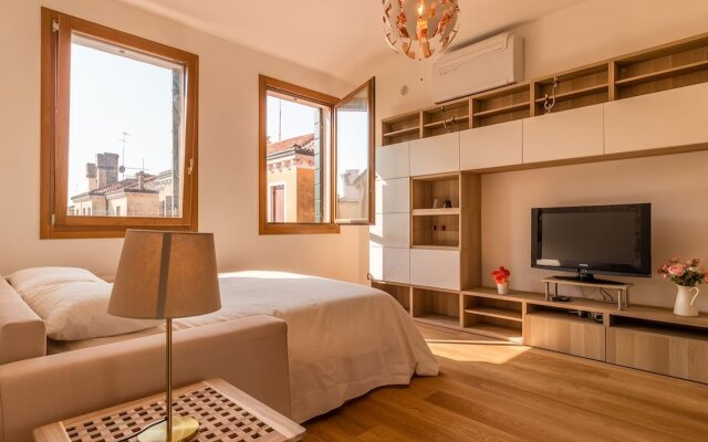 Sunny Canal View in Venice Chic Movida