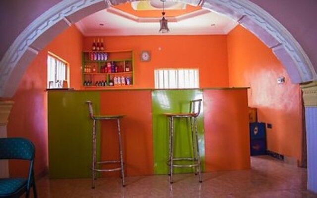 De Royal Hotel and Suites