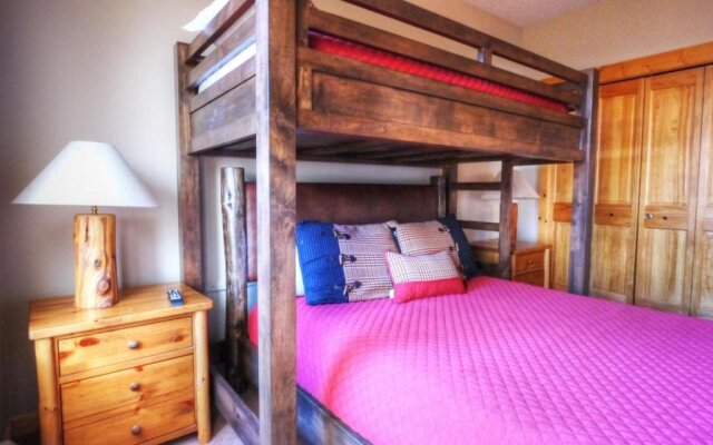 Comfortable Condo, Outstanding Location - TX414 by RedAwning
