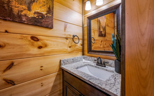 Mountain Skyy 3 Bedroom Cabin by RedAwning