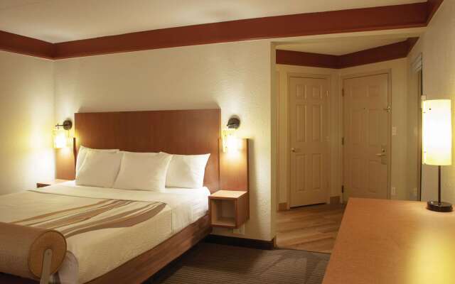 La Quinta Inn & Suites by Wyndham Atlanta Ballpark/Galleria