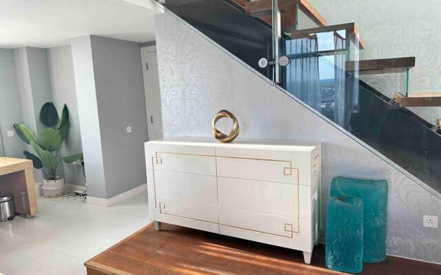 Stunning 4-bed Duplex Penthouse in London