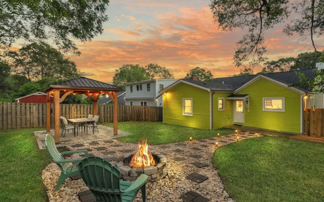Stylish 4BR Haven Backyard and Fire Pit