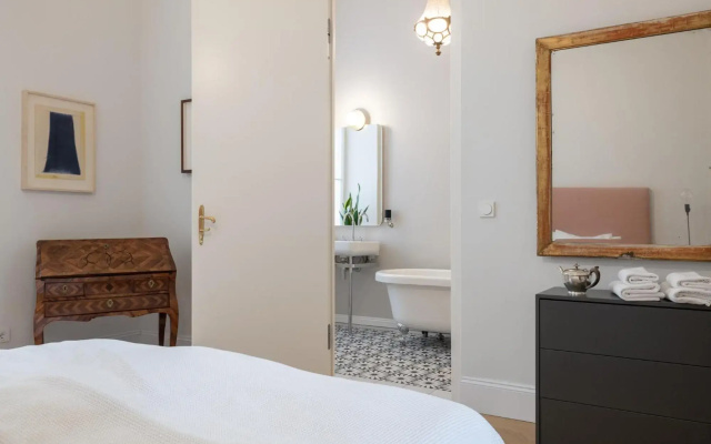 2200SQFT Luxury Apartment in City Center