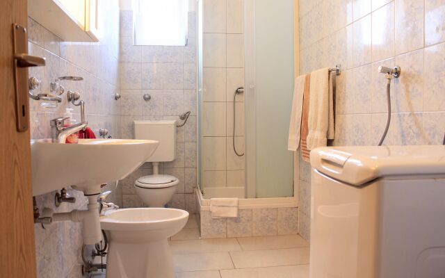 Apartment Vik - 250 m from beach A1 Brodarica, Riviera Sibenik