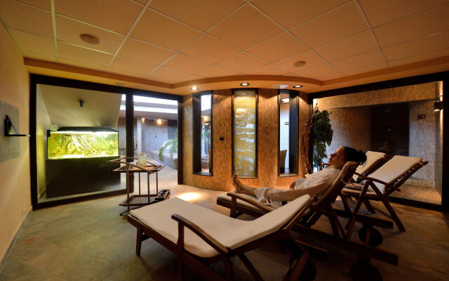 Hotel Golden Lake Resort