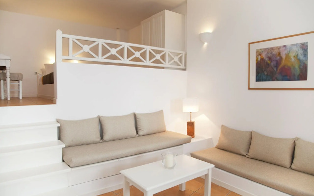 WhiteDeck Hotel