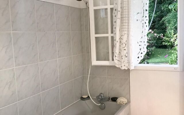 Studio in Boucan Canot, With Enclosed Garden and Wifi - 300 m From the