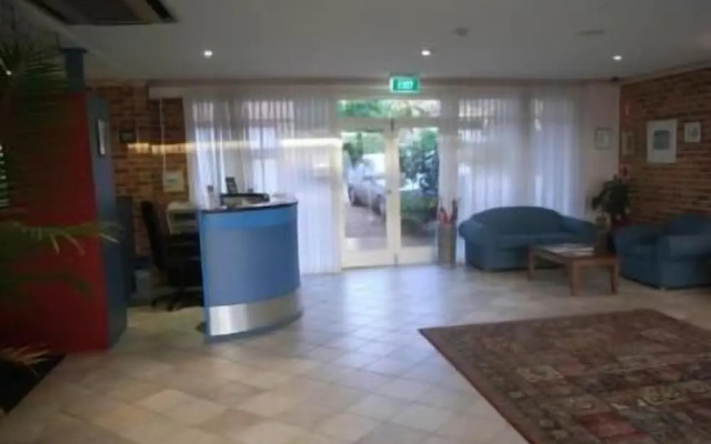 Lake Haven Motor Inn & Palms Restaurant