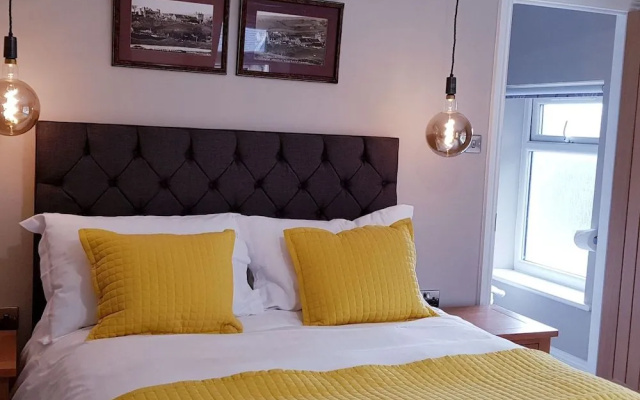The Bowes Hotel